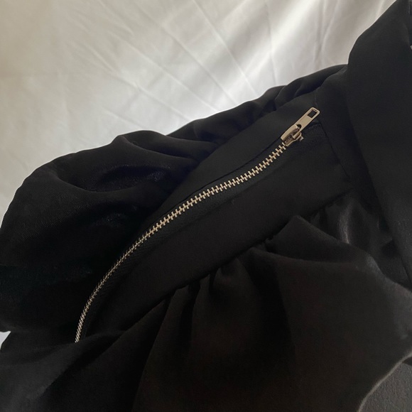 Black ruffle sleeve with zipper on the sides - Picture 9 of 10